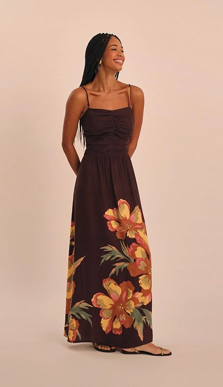 Modelo com vestido estampado